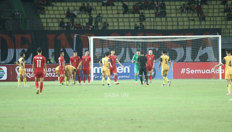 Thủ môn Tùng Hân nhận thẻ đỏ đáng tiếc