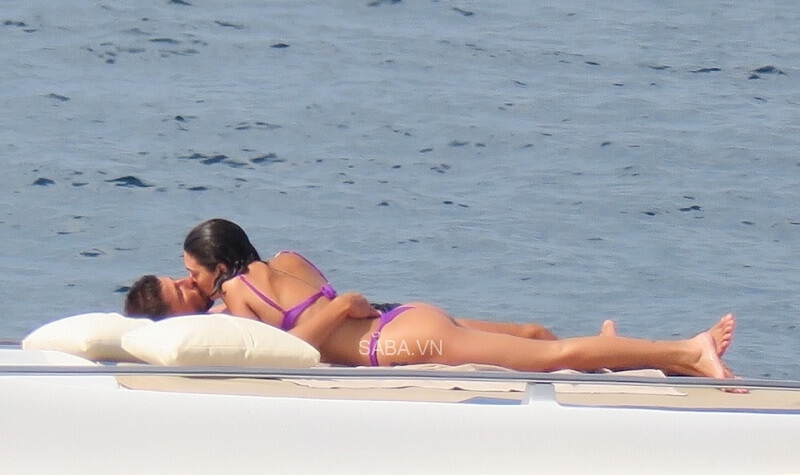 Khoảnh khắc tình tứ của cặp đôi.