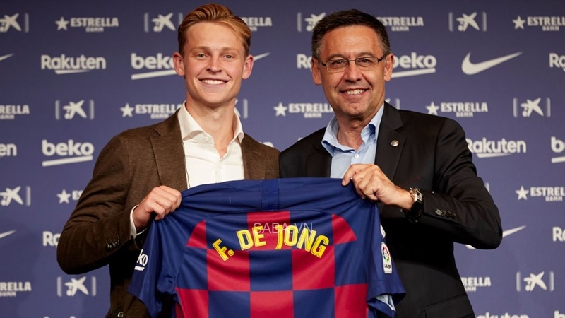 De Jong và cựu chủ tịch Bartomeu