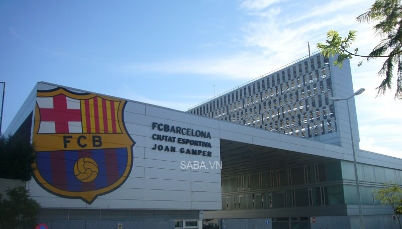 Barcelona tiếp tục "bán thân"