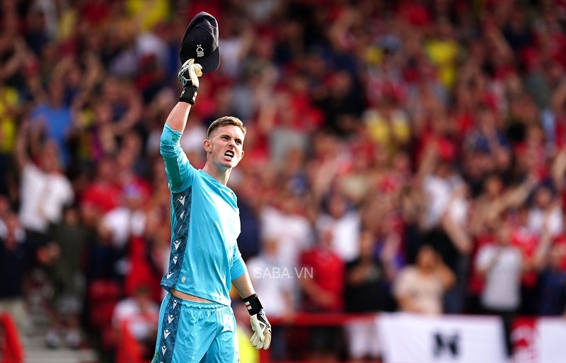 Thủ thành người Anh ăn mừng cùng các CĐV sau pha cứu thua từ khoảng cách 11m