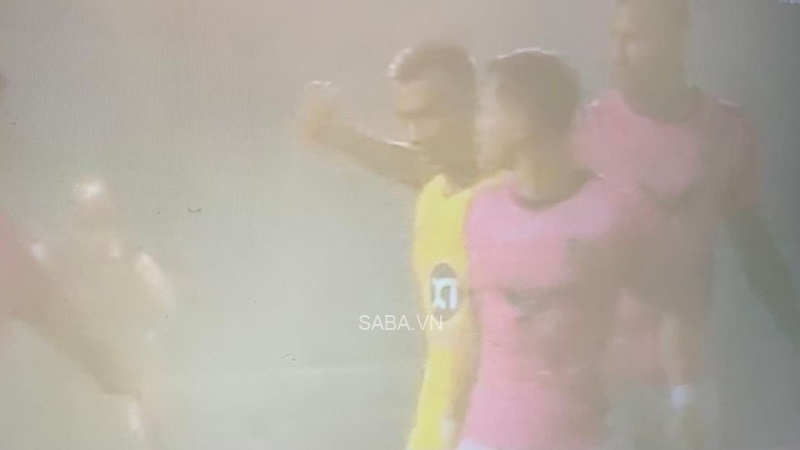 Cơn mưa rất to khiến 2 đội gặp khó khăn