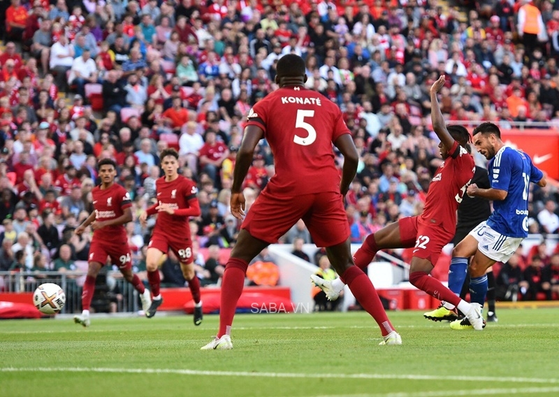 Hàng thủ The Kop có 20 phút đầu tiên thảm họa