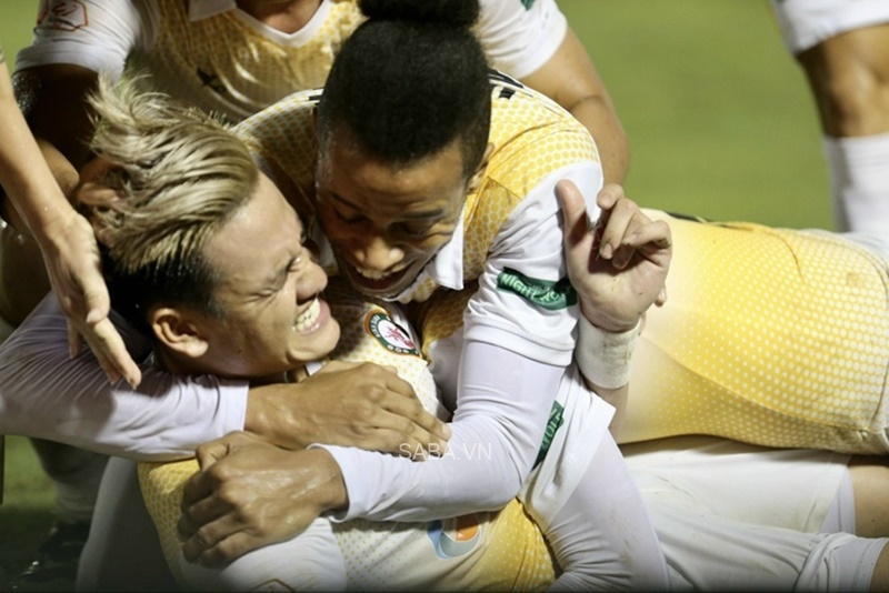 Bình Định có màn lội ngược dòng khó tin trong 2 phút 