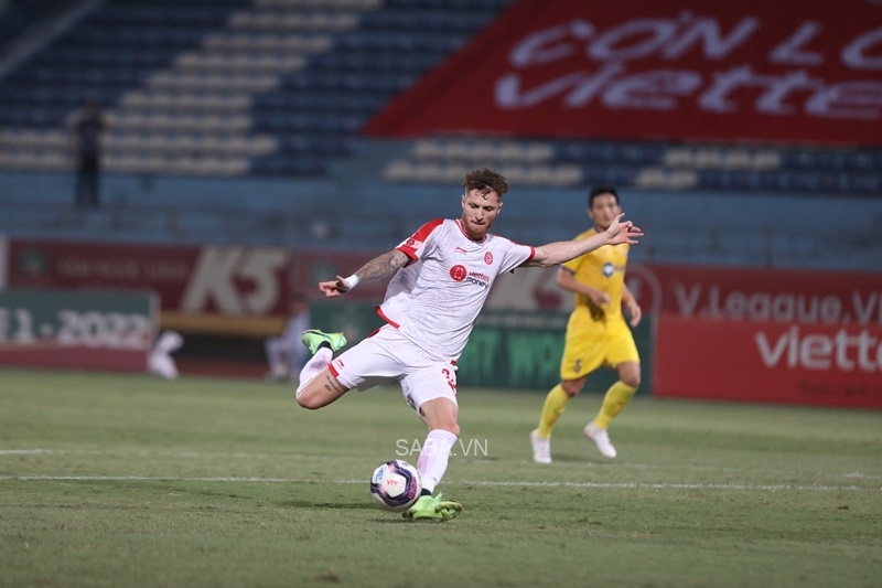 Geovane mở tỷ số từ chấm 11 mét