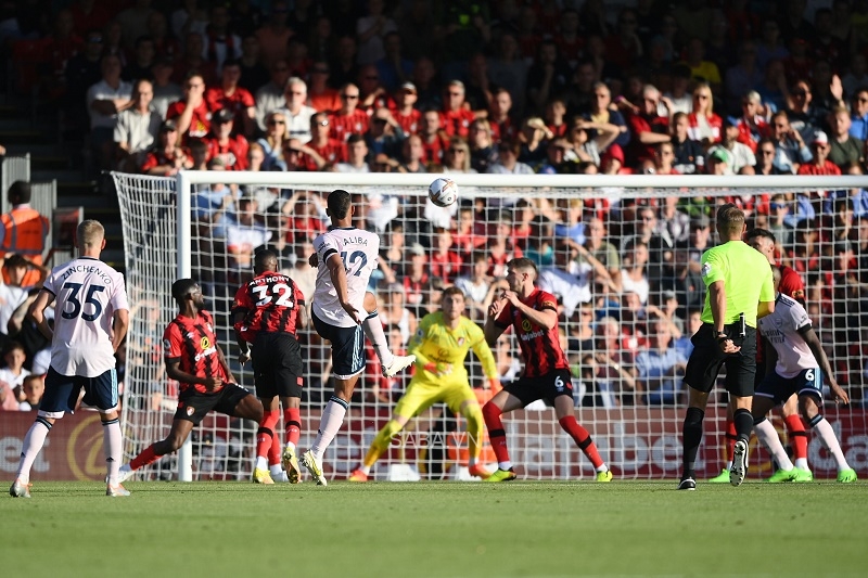 William Saliba lập siêu phẩm ngay đầu hiệp hai