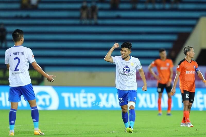 Nam Định gỡ hòa sau pha dứt điểm của Văn Hiếu