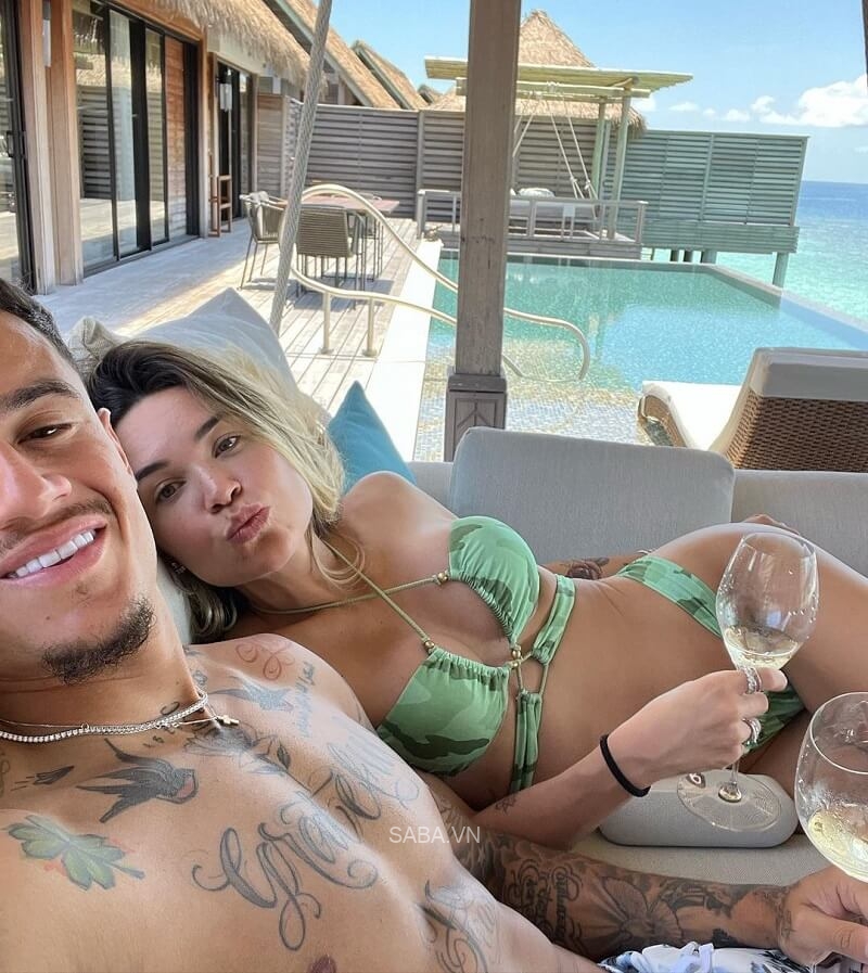 Vợ chồng Coutinho tích cực chụp ảnh.