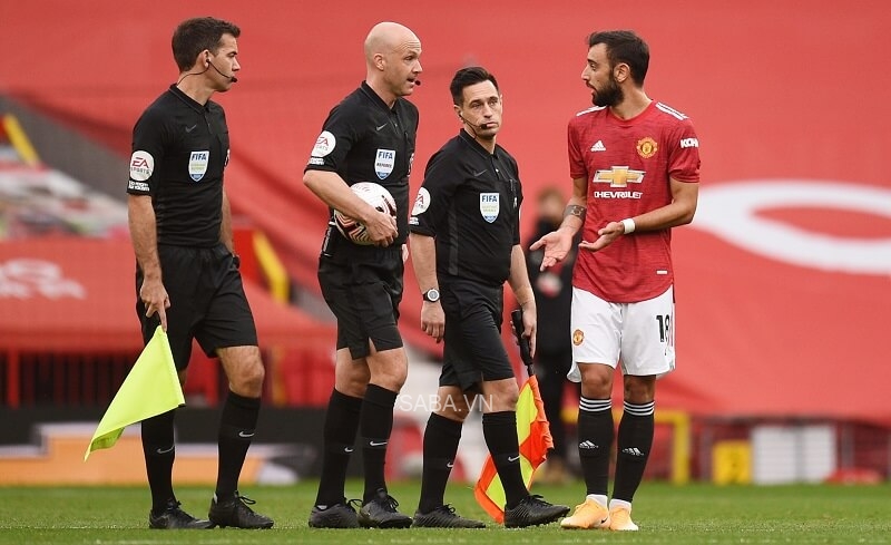 Bruno sẵn sàng tranh cãi với trọng tài để bảo vệ lợi ích cho đội nhà.