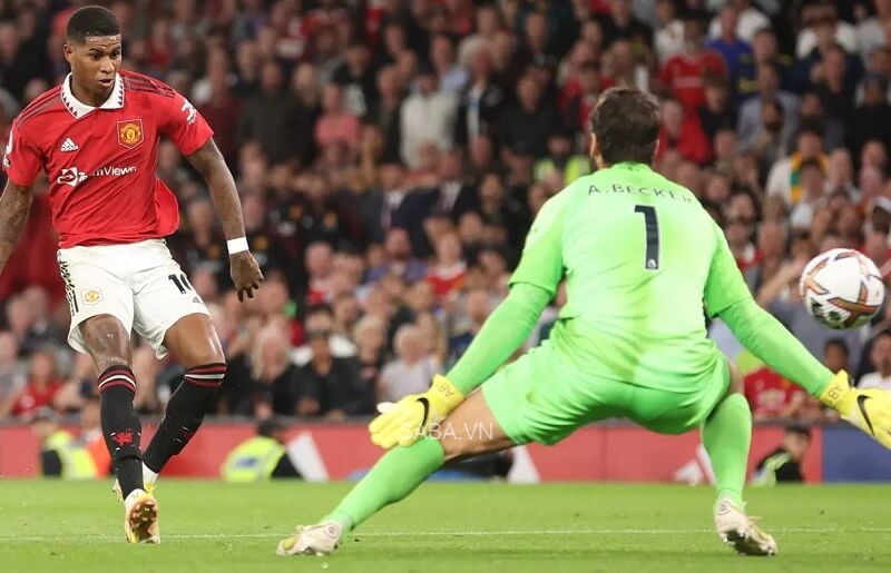 Rashford sút rất căng.