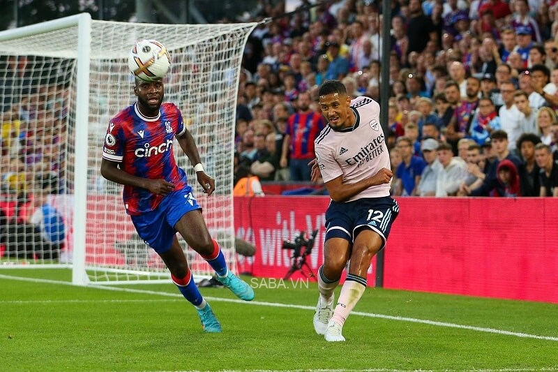 Saliba (áo hồng) hòa nhập nhanh chóng.