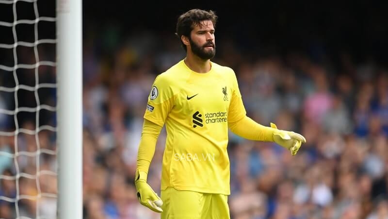 Alisson chỉ có thể cản phá được quả penalty
