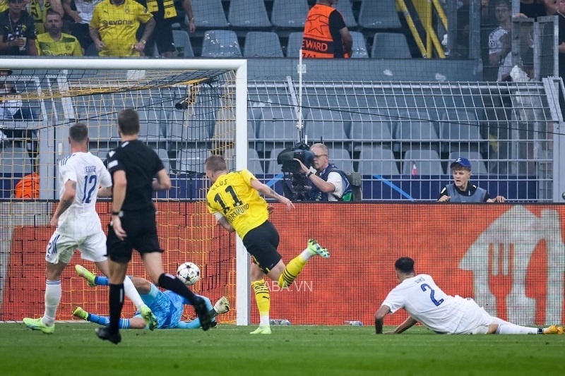 Đội trưởng Marco Reus mở tỷ số sau pha dứt điểm quyết đoán