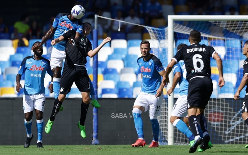 Napoli gặp nhiều khó khăn trước hàng phòng ngự kín kẽ của đối phương