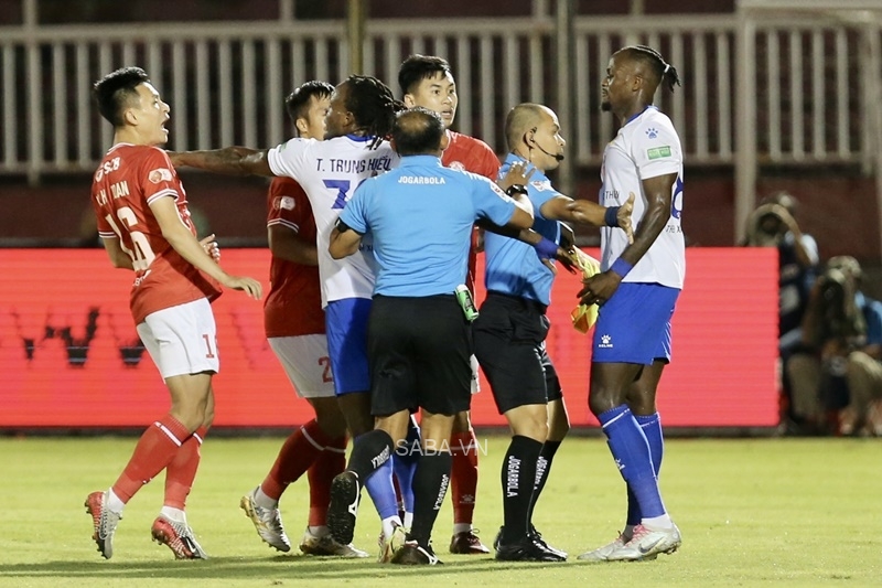 TP.HCM bất lực trước hàng thủ dày đặc của đối phương