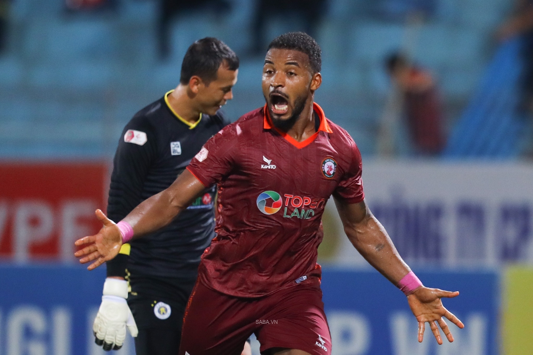 Rafaelson đánh sập sân Hàng Đẫy (Ảnh: Thanh Niên)