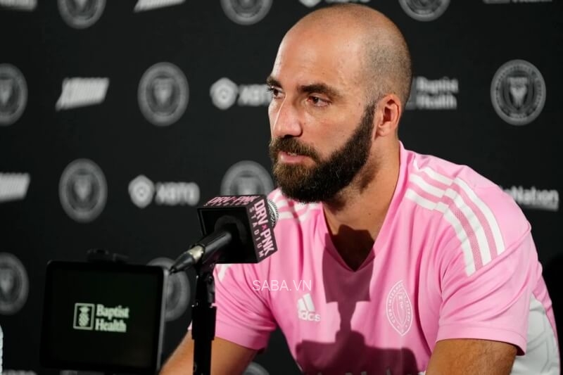 Higuain bật khóc khi thông báo giải nghệ