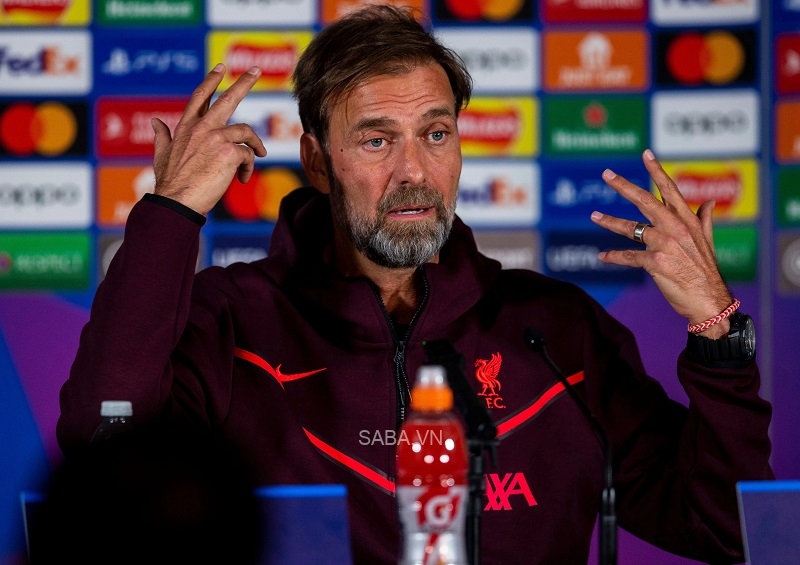 Thuyền trưởng The Kop trả lời cánh phóng viên.