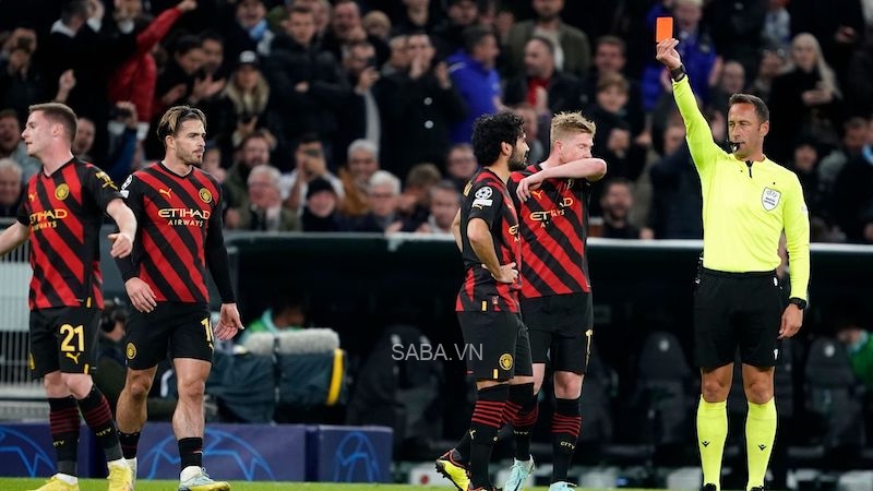 Tấm thẻ đỏ của Gomez đã khiến mạch ghi bàn của Man City dừng lại