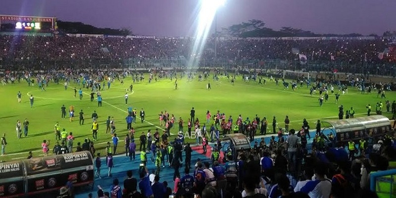 SỐC! Ít nhất 120 người thiệt mạng ở vụ bạo loạn trong trận đấu tại Indonesia