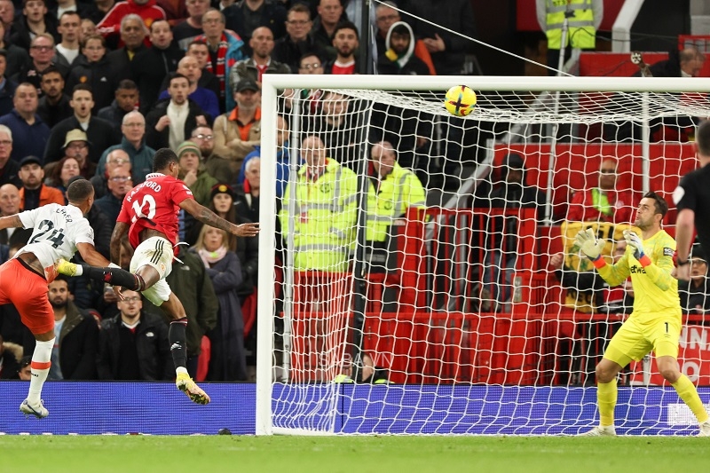 Rashford đánh đầu dũng mãnh mở tỷ số