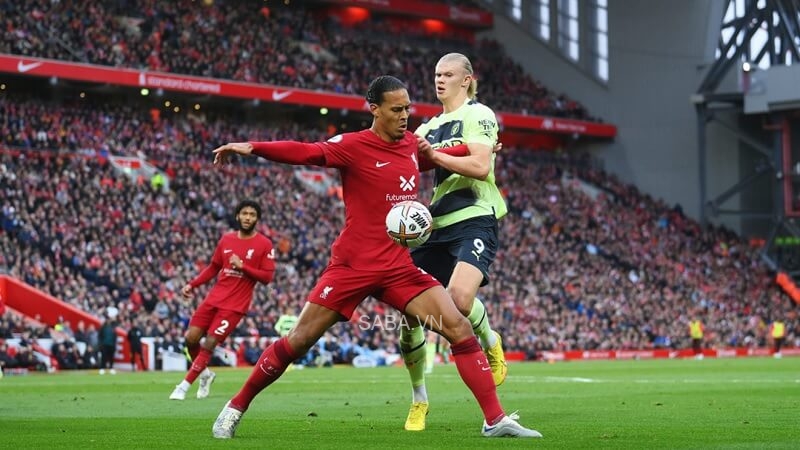 Van Dijk khóa chặt Haaland trong trận đấu