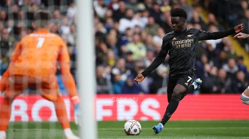 Saka một lần nữa tỏa sáng