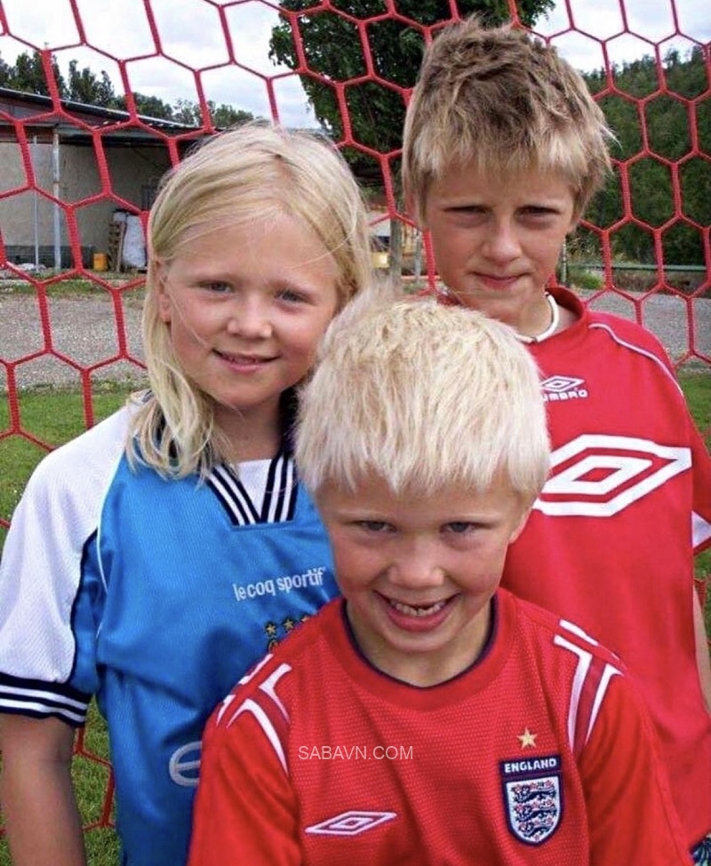 Haaland (giữa) được sinh ra ở Anh