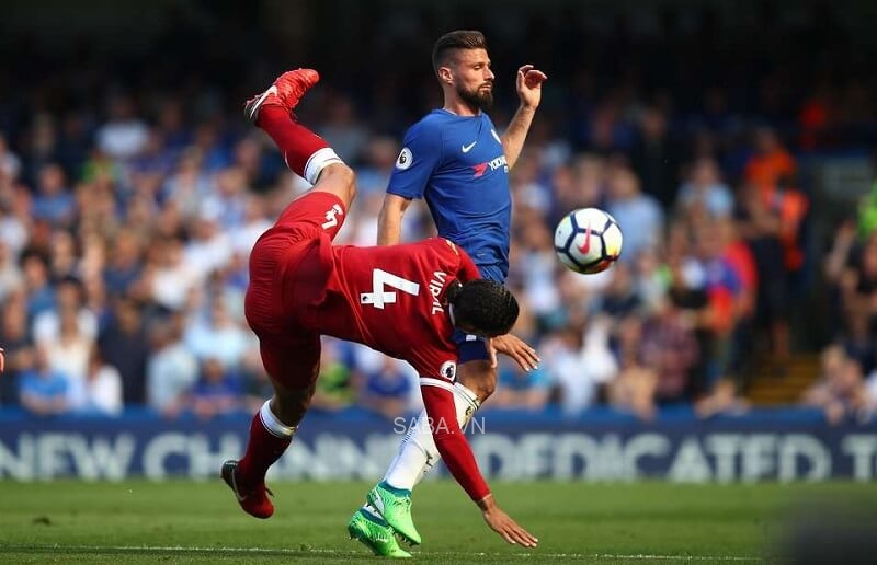 Giroud làm cho Van Dijk ức chế.