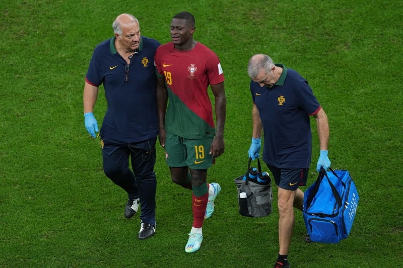 Mendes mang đến nỗi lo cho HLV Fernando Santos