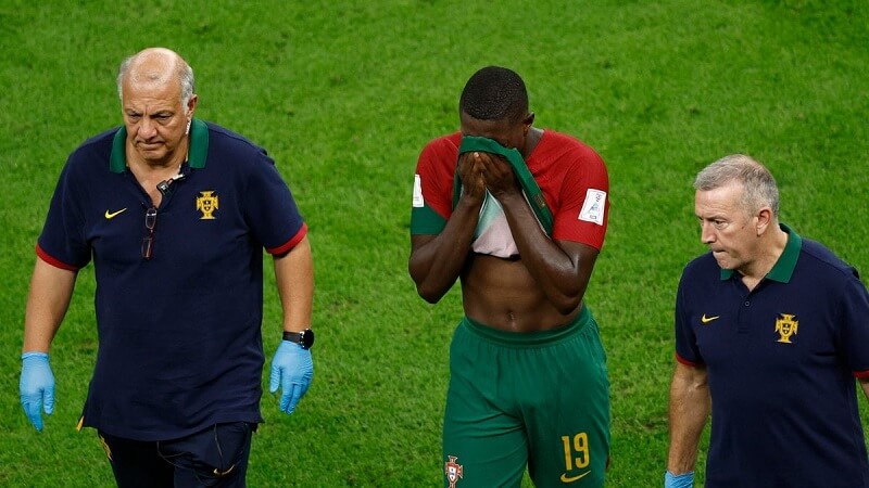 Nuno Mendes sớm rời sân vì chấn thương