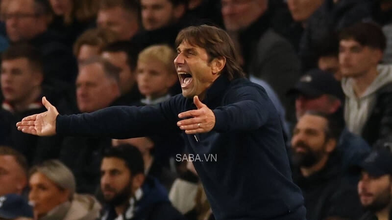 HLV Conte bực tức với những tiếng la ó hướng vào cầu thủ