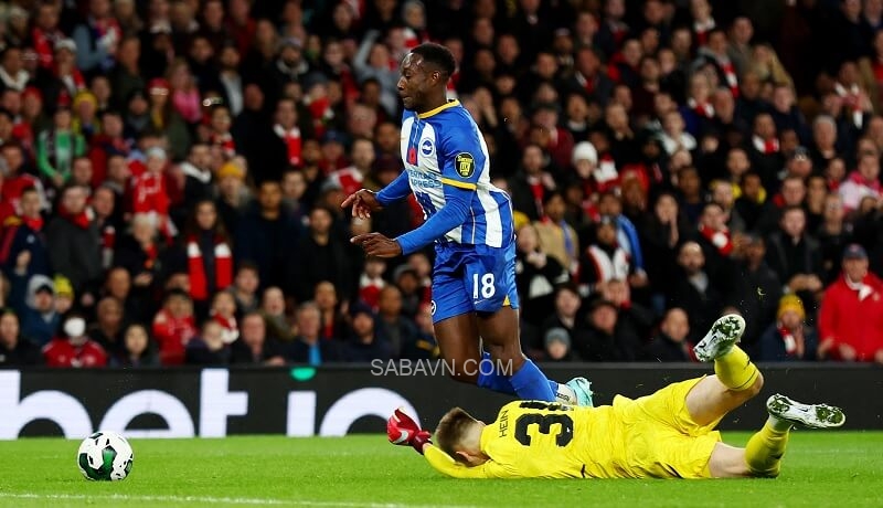 Karl Hein phạm lỗi khiến đội nhà bị phạt penalty