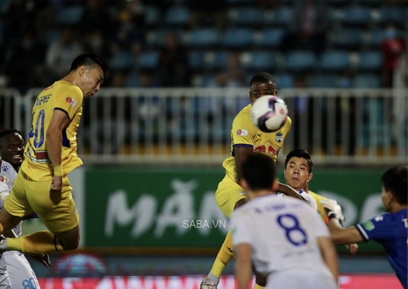 HAGL mở điểm từ tình huống cố định