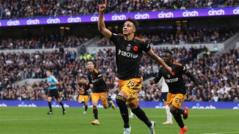 Leeds 3 lần vươn lên dẫn trước ngay tại London