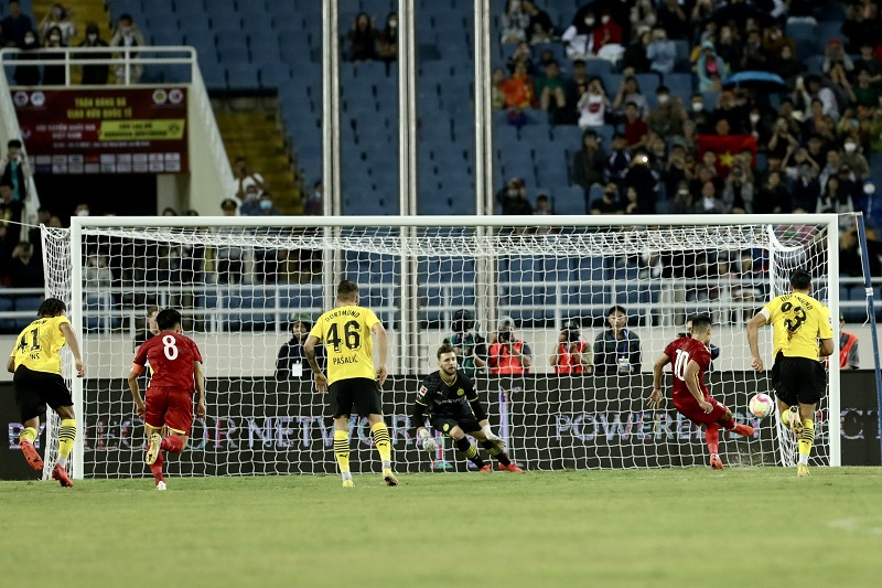 Tuấn Hải lạnh lùng ghi bàn ấn định chiến thắng cho ĐT Việt Nam