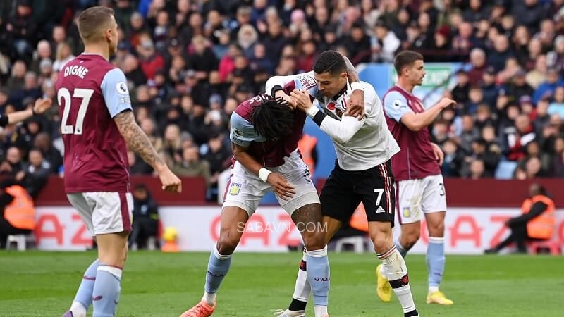 Dấu ấn lớn nhất của CR7 trước Villa là pha 'vật nhau' với Tyrone Mings