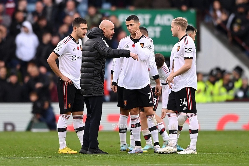 Chiến lược gia người Hà Lan tỏ rõ sự không hài lòng với thất bại của Quỷ đỏ