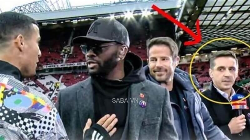 Ronaldo không chào Gary Neville