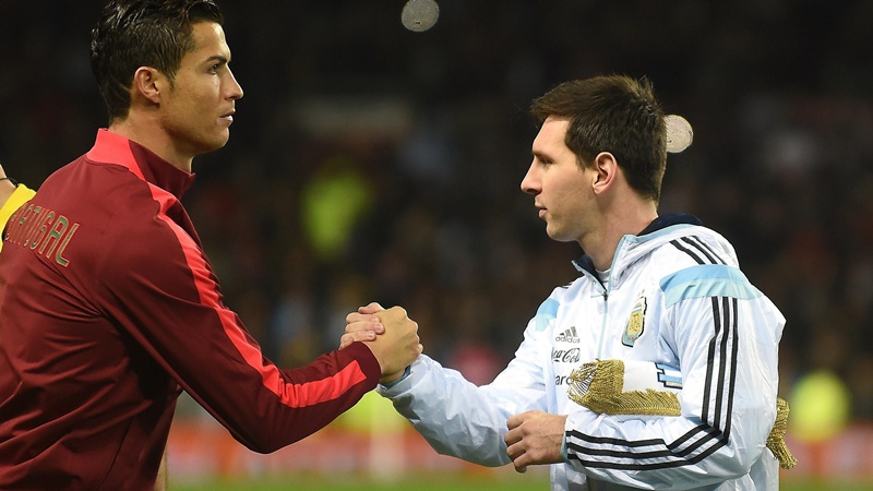 Ronaldo và Messi lần đầu tiên xuất hiện chung khung hình