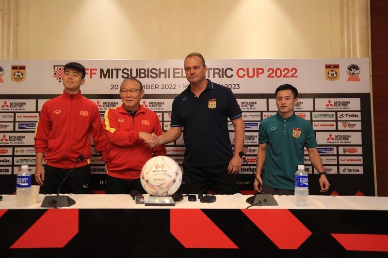 HLV Weiss bắt tay HLV Park trong buổi họp báo trước giờ xuất trận. (Ảnh: Bongdaplus)