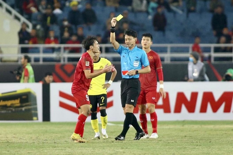 Văn Toàn nhận hai thẻ vàng không thật sự đáng có (Ảnh: Vietnam+)