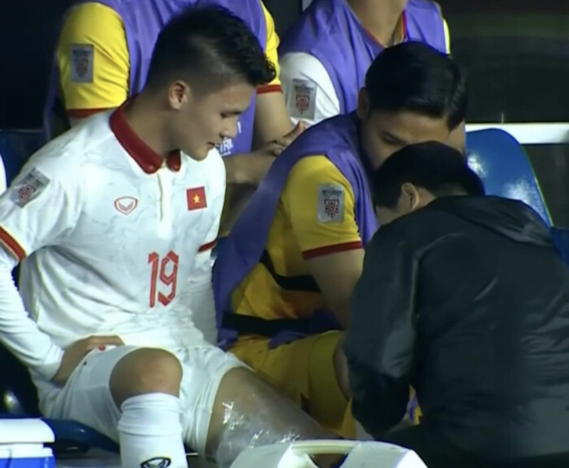 Quang Hải sớm dính chấn thương và rời sân