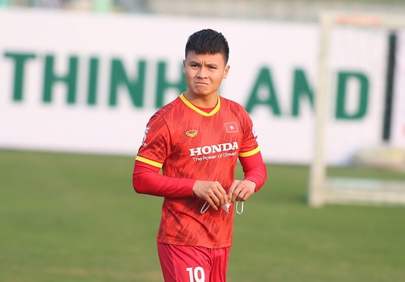 Quang Hải về Việt Nam thi đấu