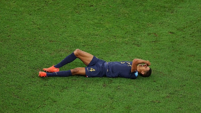 Hình ảnh Varane nằm sân trong trận chung kết