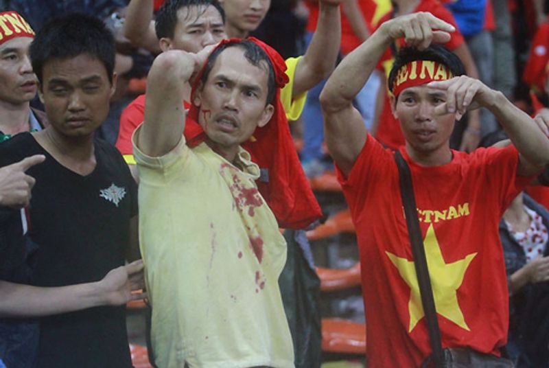 Người Việt Nam bị CĐV Malaysia tấn công tại AFF Cup 2014