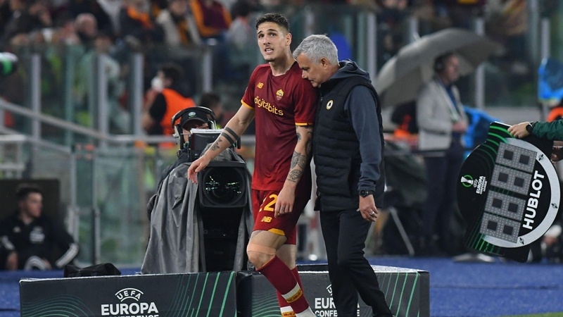 Mourinho bóng gió về tương lai Zaniolo