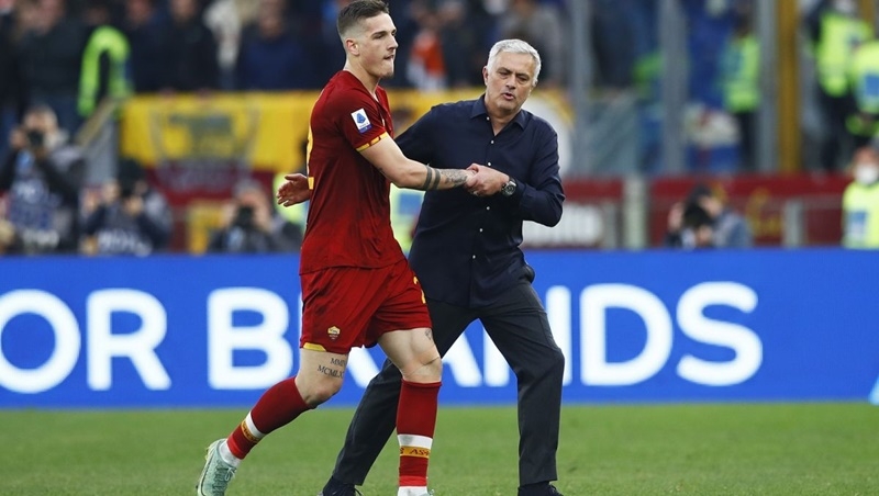 Jose Mourinho bóng gió về tương lai cậu trò cưng