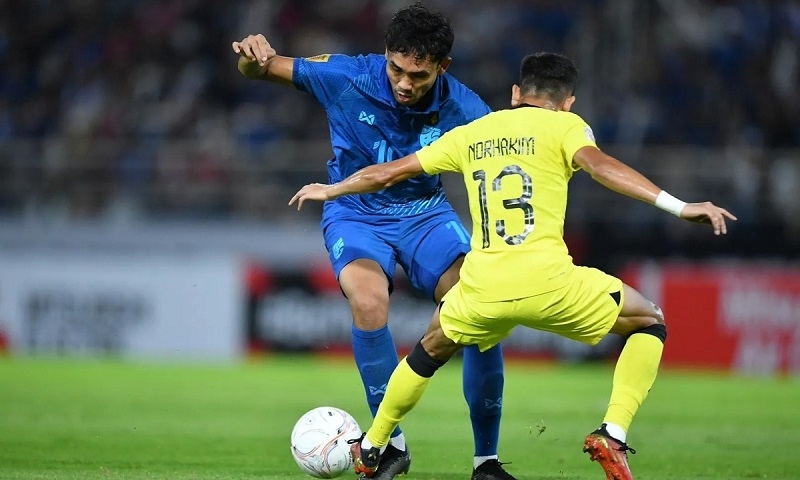 Dangda dính chấn thương sau khi ghi bàn quan trọng cho Thái Lan