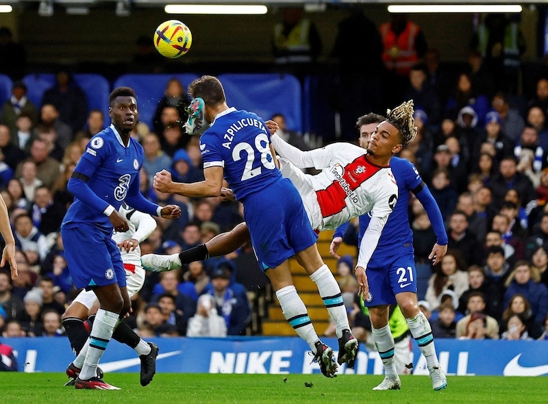 Hai đồng đội bị trách vô cảm, Azpilicueta ra sao sau chấn thương đầu?